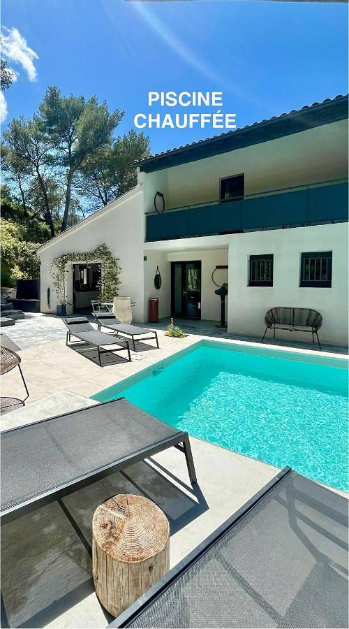 Location de vacances pour 2 personnes, avec jardin ainsi que vue et piscine à Saint-Étienne-du-Grès