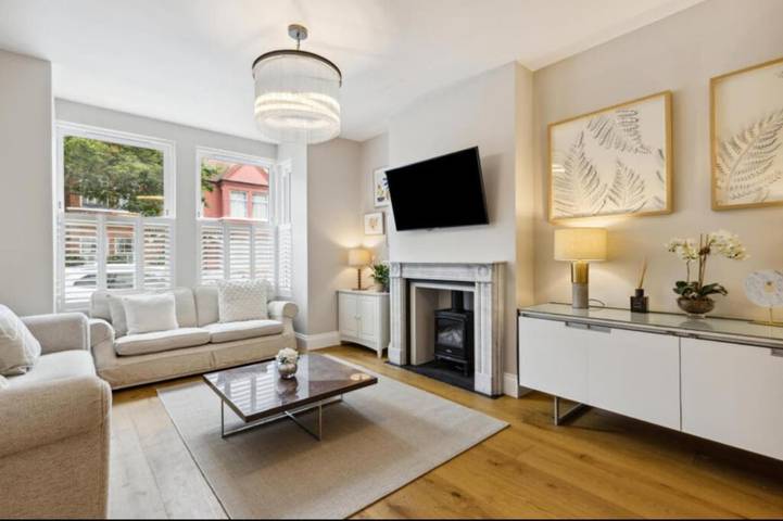 Holiday home for 12 people, with garden in Hounslow