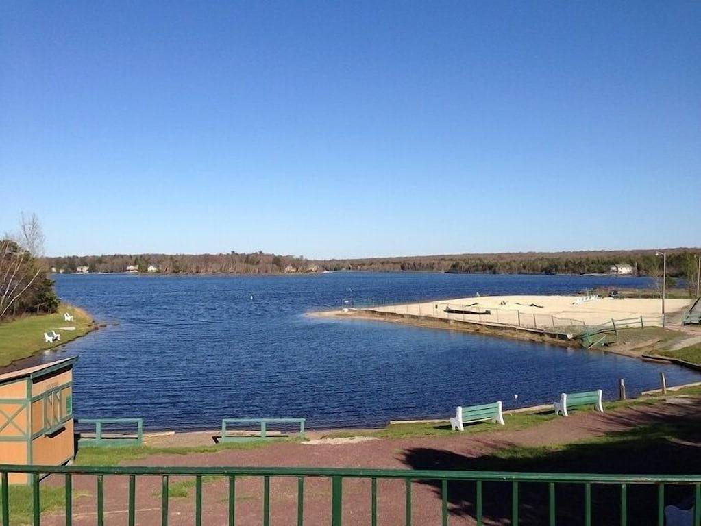 Lake House for 12 Guests in Pocono Mountains, Pennsylvania