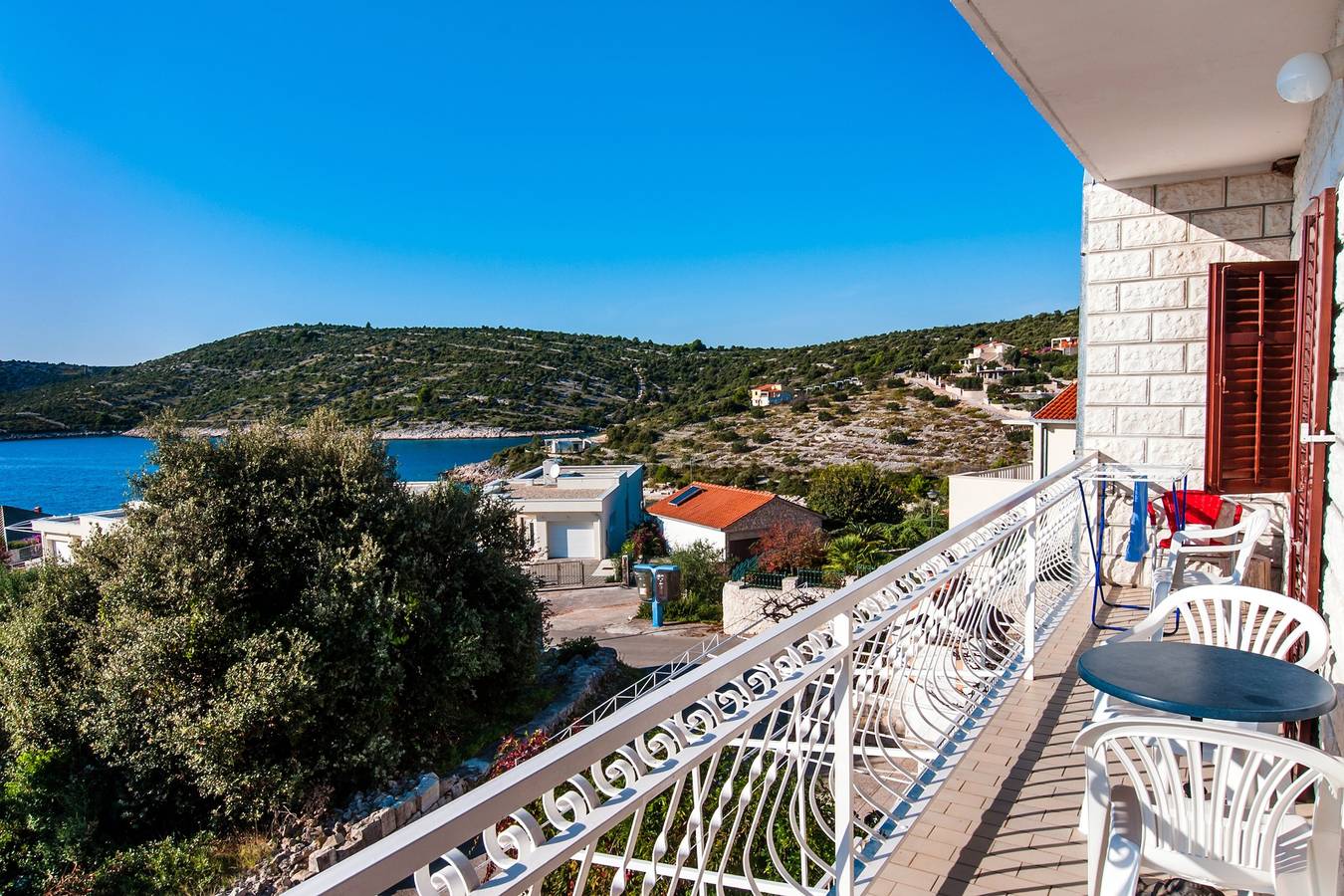 Ganze Wohnung, 3-Zimmer-Ferienwohnung mit Balkon und Meerblick Kanica, Rogoznica -b in Kanica, Razanj