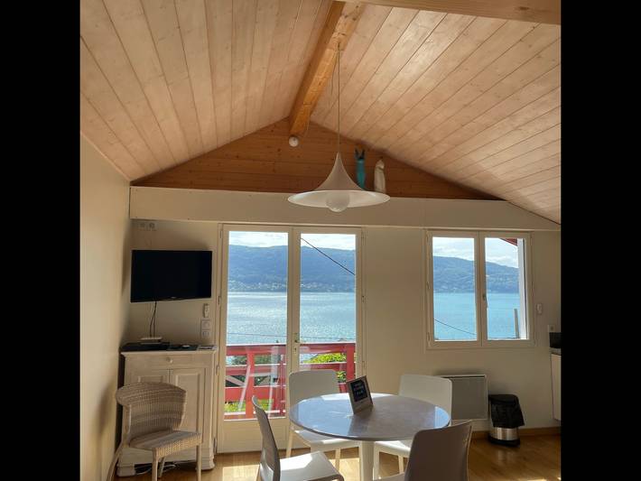 Location de vacances pour 3 personnes, avec jardin ainsi que terrasse et vue sur le lac à Veyrier-du-Lac - 2