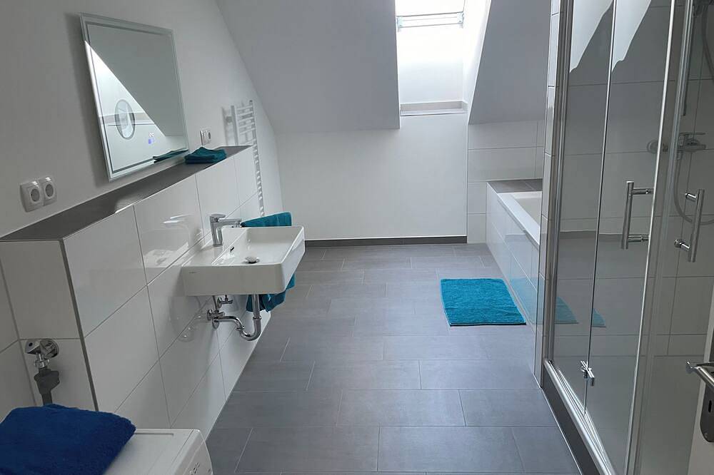 Ganze Wohnung, Wohfühloase auf 75 qm, Stilvoll eingerichtete Dachgeschosswohnung mit Ambiente in Glien, Ruppiner Seenland