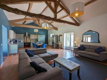 Gîte pour 8 personnes, avec terrasse et piscine à Lessac