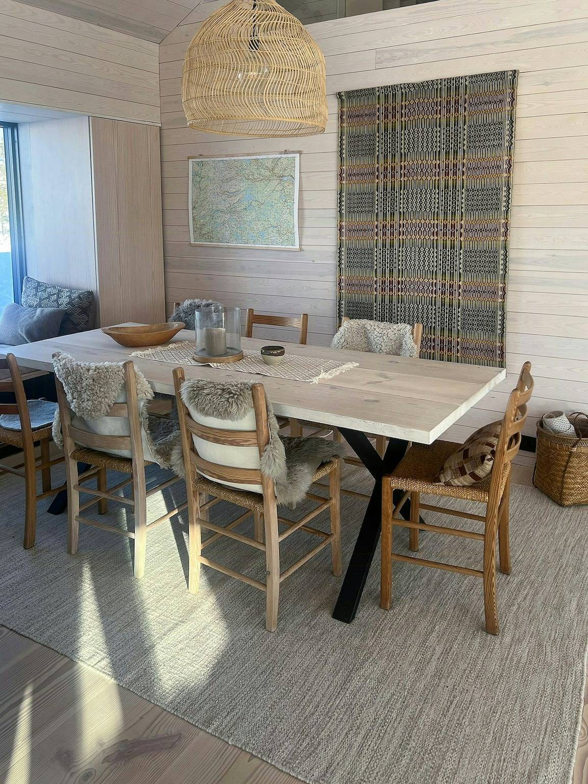 Hütte auf Hallbjønnsekken mit Blick auf Spafjell in Tokke