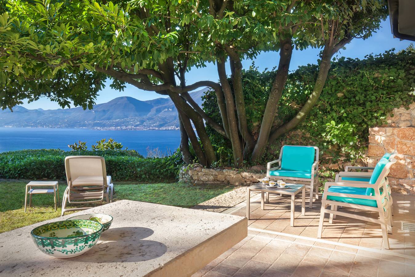 Villetta Blue Panorama With Private Jacuzzi in Torri del Benaco, Gardasee-Berge