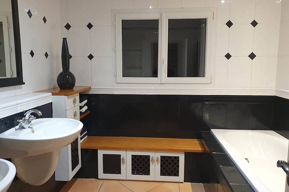 Beautiful single storey house of 160 m2 fully fenced with swimming pool in Saint-Sulpice-la-Pointe, Castres region