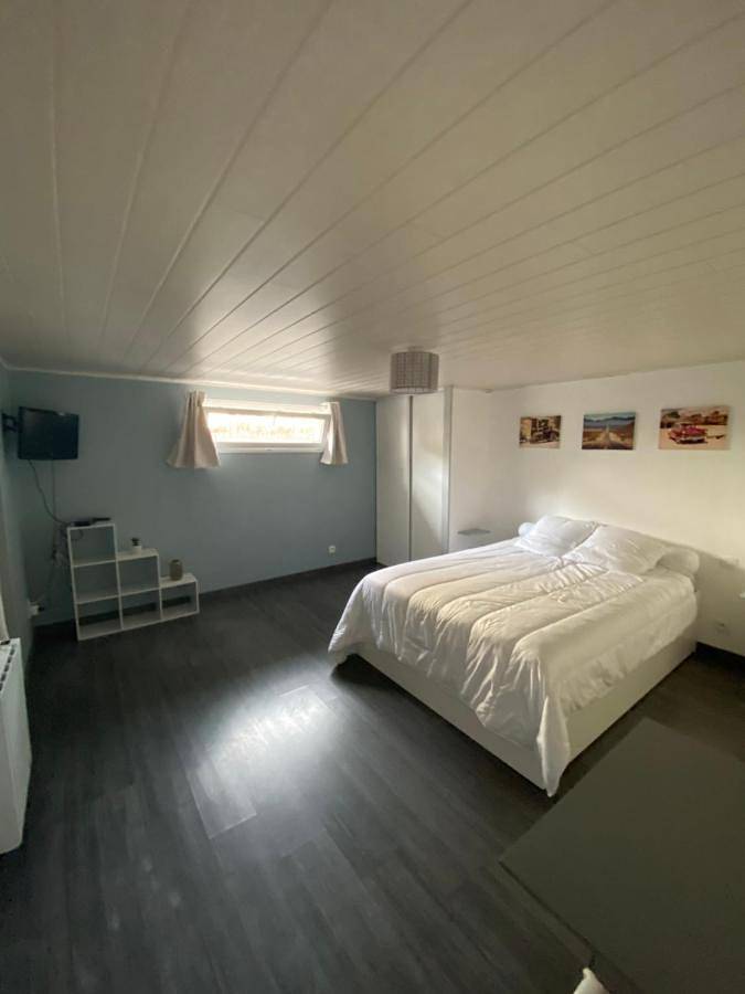 Double Room with Private Bathroom in Maulévrier, Région de Cholet