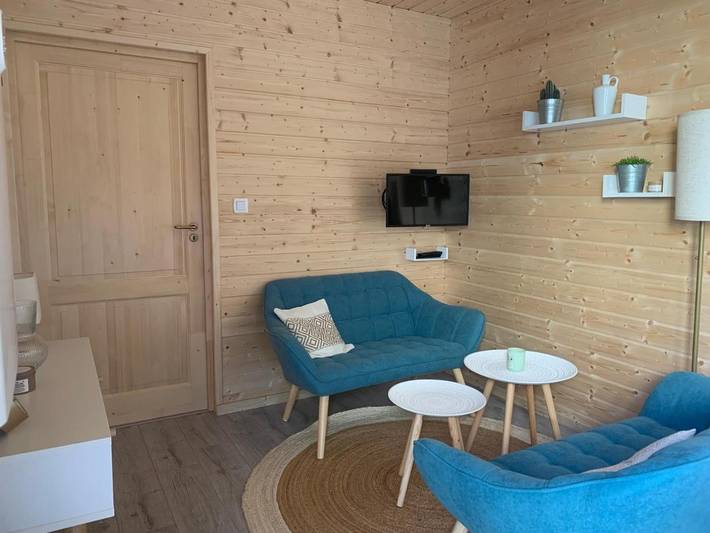 Location de vacances pour 4 personnes, avec piscine ainsi que vue et jardin à Aigremont - 2