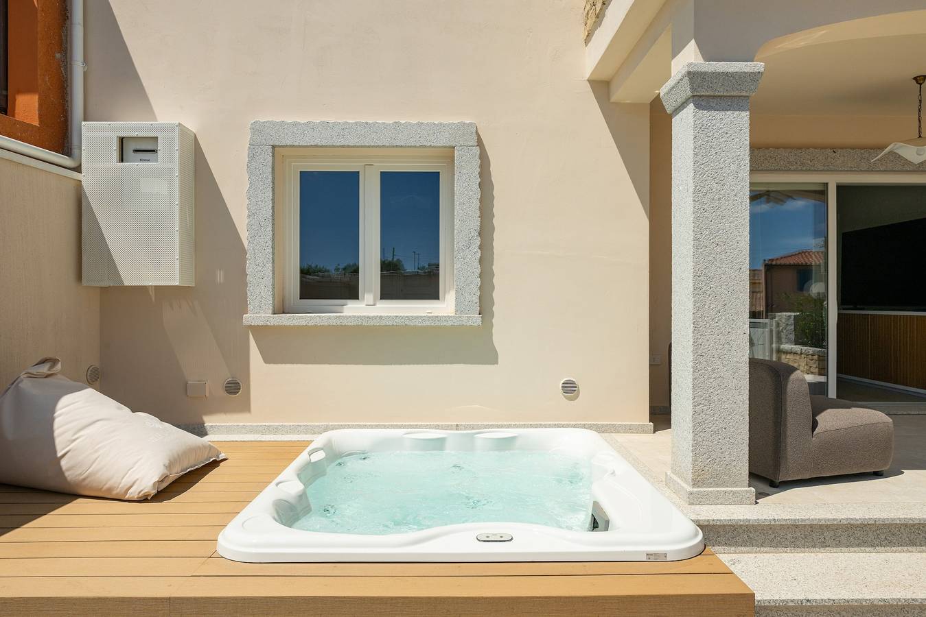 Casa Vacanze 'Borgo Myricae - Scilla Bianca' con Piscina, Wi-Fi e Aria Condizionata in Chia, Domus De Maria