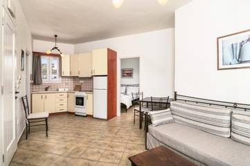 Gîte pour 2 personnes, avec vue et jardin dans Adamas