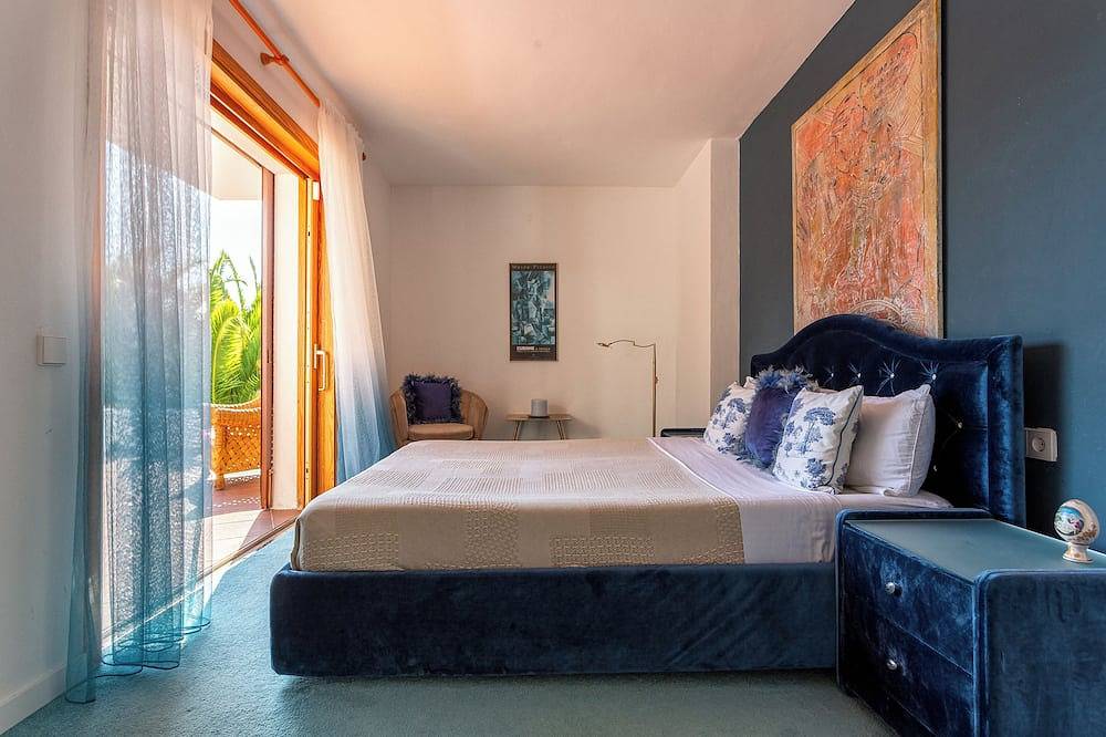 Villa for honeymoon with chimney and salted-water pool close to the major towns in Roca Llisa, Santa Eulària des Riu