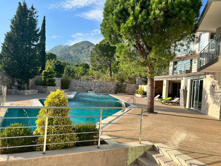 Villa für 8 Personen, mit Balkon und Whirlpool sowie Terrasse und Garten in Montenegro