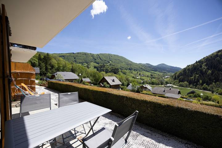 Entire apartment, Apartment "Le Berger" with Mountain View, Private Terrace, and Wi-Fi in Aillon-le-Jeune, Chambéry region