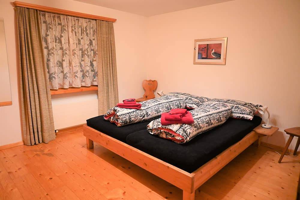 Ganze Wohnung, Gemütliche 4 1/2 Zimmer-Maisonettewohnung mit Arvenstube mit Sicht in die Berge in Klosters-Serneus, Plessur Alpen