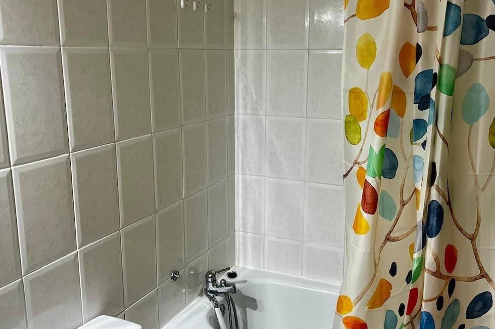 Entire apartment, Fully equipped studio with swimming pool, gym and large green spaces. in Enveitg, Prades region