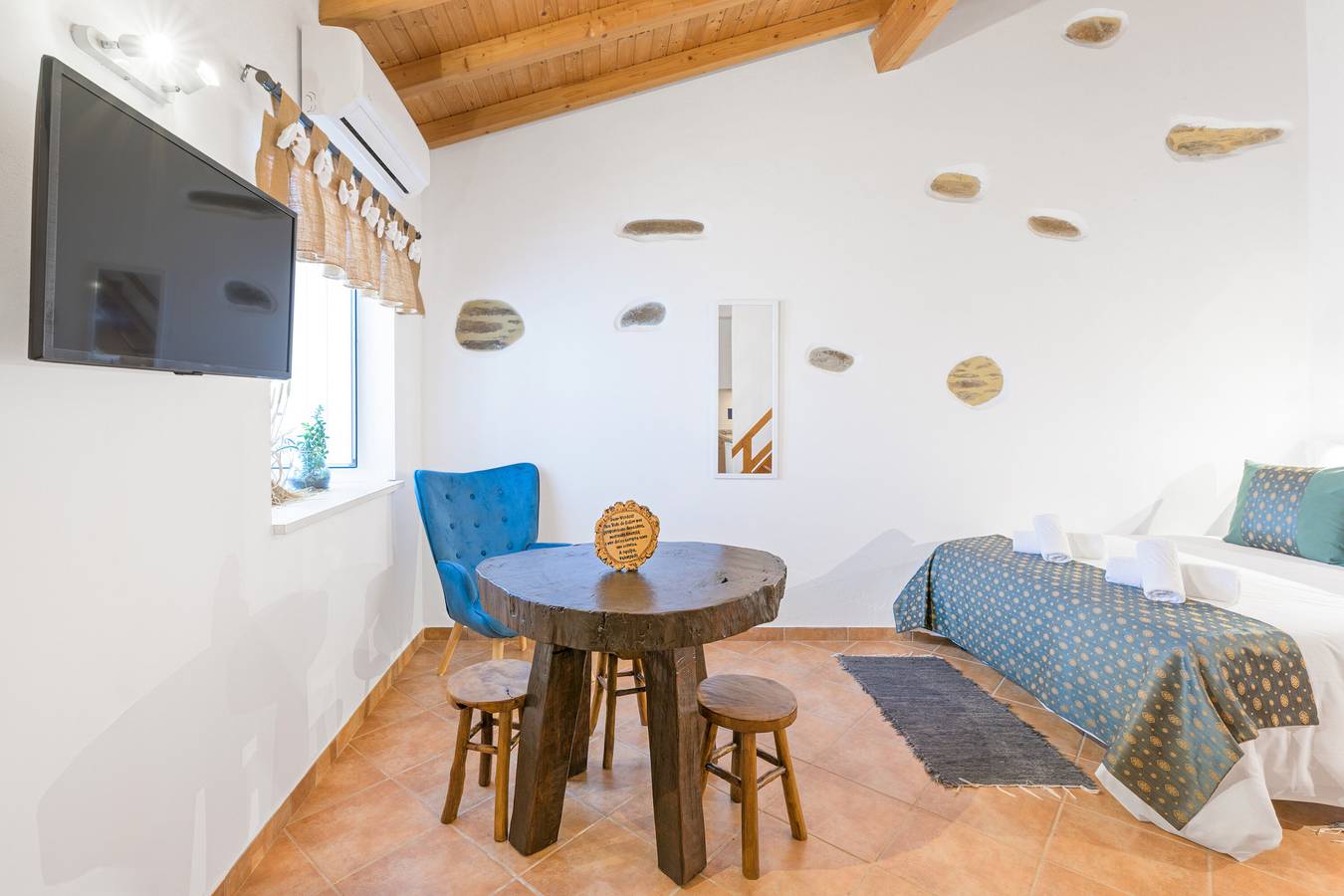 Apartamento inteiro, Casa de férias 'Sara' com vista para a montanha, Wi-Fi e ar condicionado in São Luís, Costa Alentejana
