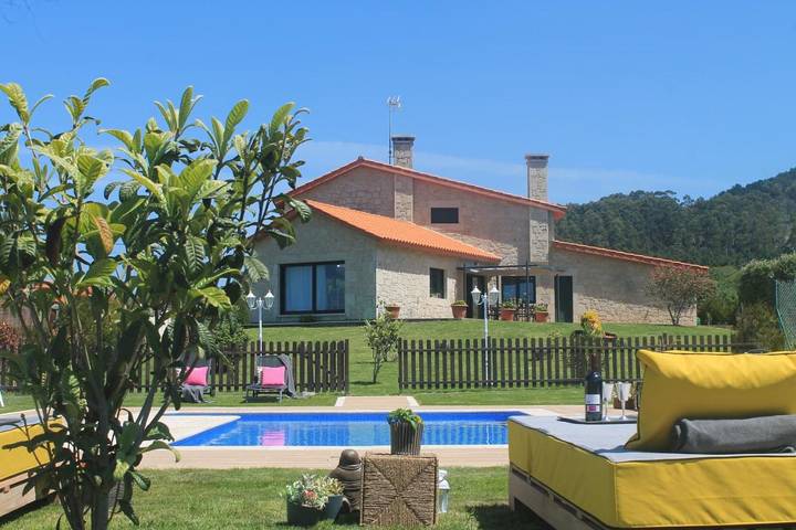 Casa rural para 10 personas, con Balcón y Terraza además de Jardín y Piscina en Comarca de Noia