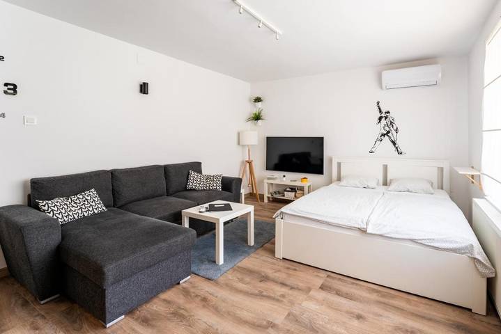 Ferienwohnung für 6 Personen, mit Balkon und Whirlpool sowie Terrasse und Garten