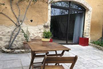 Gîte pour 2 personnes, avec jardin et terrasse à Jonquières