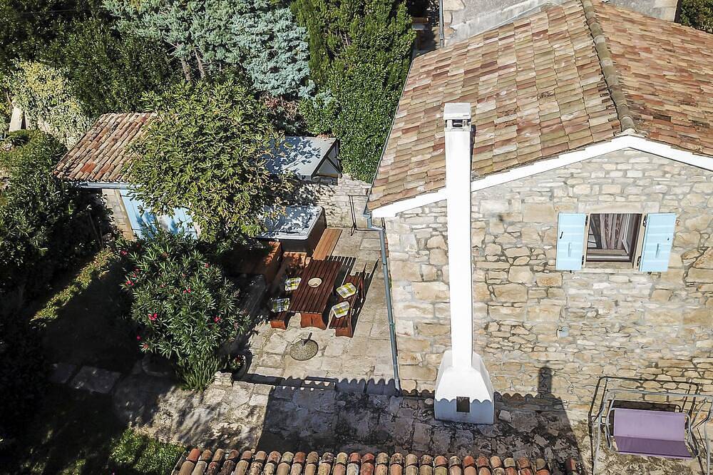 Vakantiehuis Mara in steen, vlakbij de zee in een rustig vakantieoord, met een bubbelbad in de buitenlucht in Marčana, Zuidkust Istrië