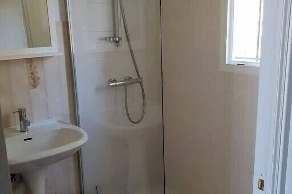 Entire apartment, (B) Studio T1 spacious, quiet, sun, parking in Gréoux-les-Bains, Verdon Regional Natural Park