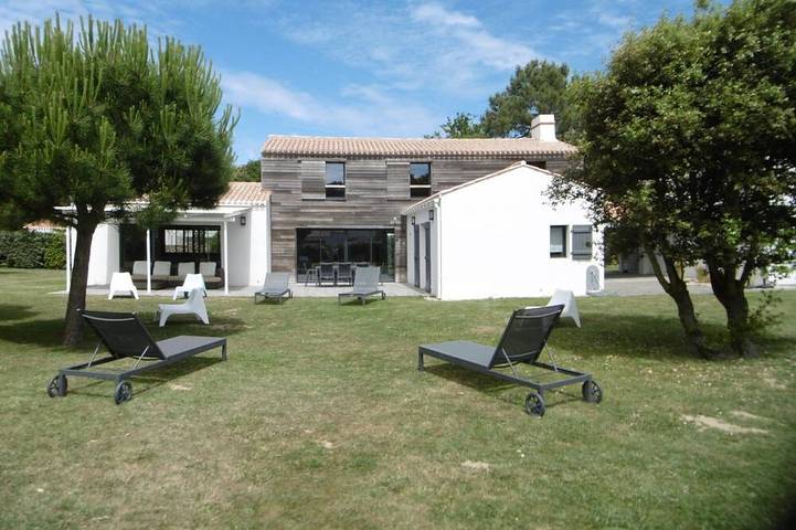 Location de vacances pour 8 personnes, avec terrasse et jardin dans Plage des Souzeaux