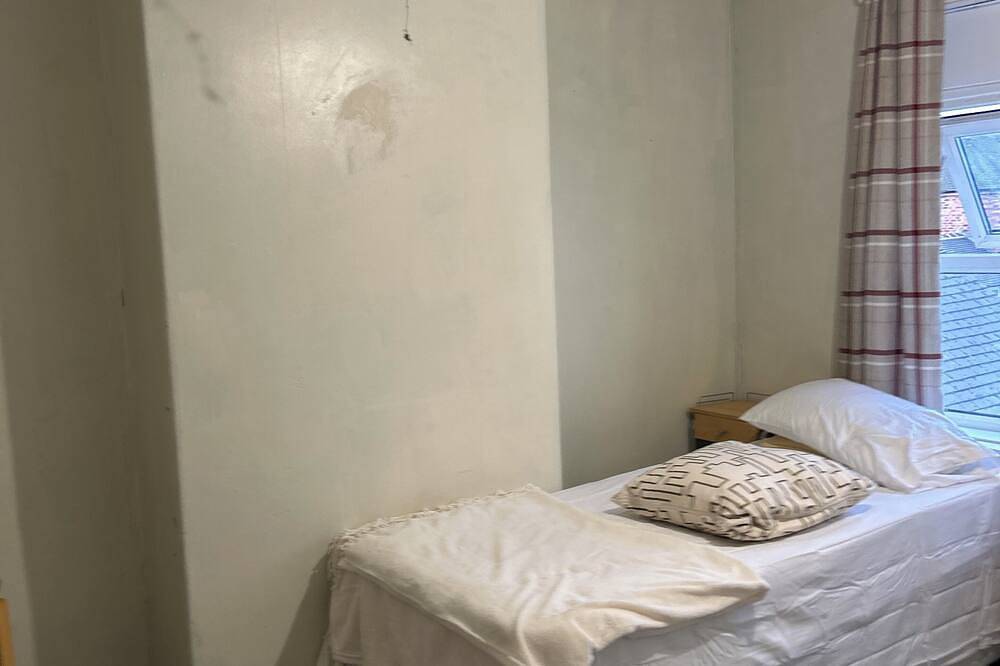 Stoke Staycation Gujjar House in Stoke-on-Trent, Midlands
