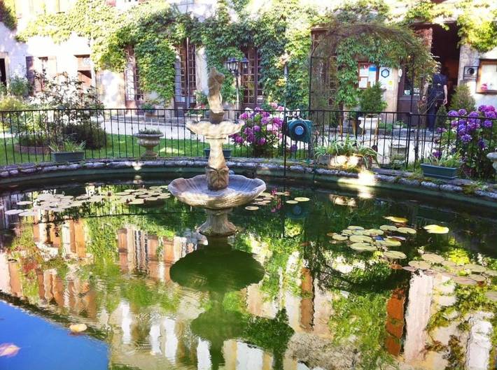 Hôtel pour 3 personnes, avec Terrasse ainsi que Jardin et Vue à Gincla