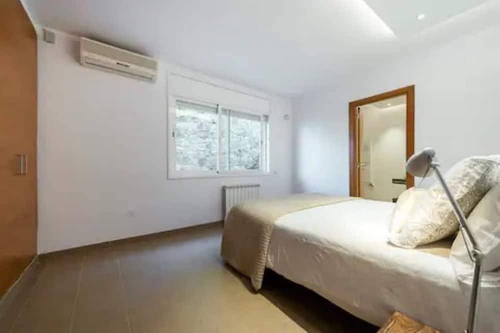Magnífica Villa con Piscina con Vistas al mar y a Barcelona con 5 Dormitorios in Badalona, Costa del Maresme