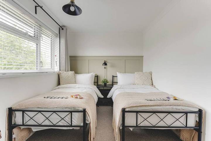 Luxury 2-Bed House in Stevenage Sleeps 6 Free Parking Barefoot & Board in Stevenage, Hertfordshire