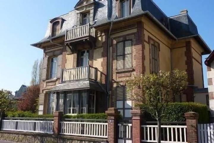 Location de vacances pour 16 personnes, avec Balcon et Jacuzzi ainsi que Jardin et Piscine dans Gare De Houlgate