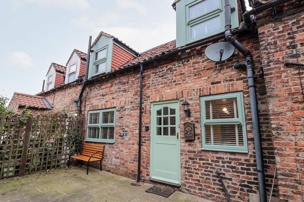 Black Sheep Cottage, pet friendly in Thirsk in Thirsk, North Yorkshire