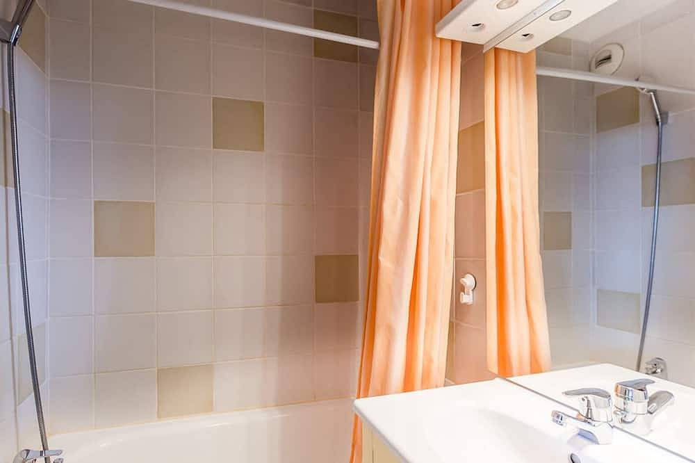 Apartamento entero, Estudio renovado con balcón, cerca de pistas y comercios, aparcamiento gratuito, sin mascotas in Bellentre, La Plagne-Tarentaise