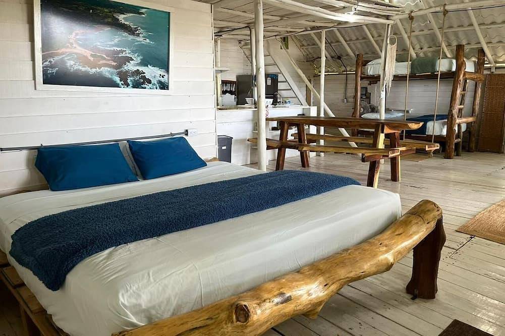 Wooden cabin on the Pacific coast in Lunel, Côte d'Améthyste