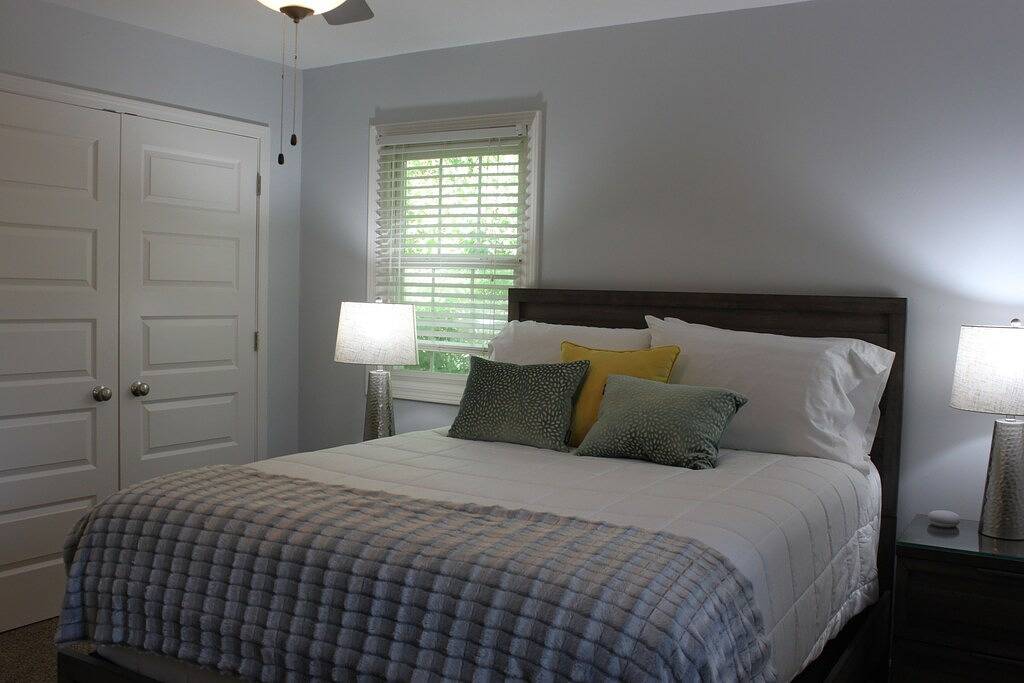 Sunset Getaway - Entire House Sleeps up to 12 in Springfield (MO), Greene County (MO)