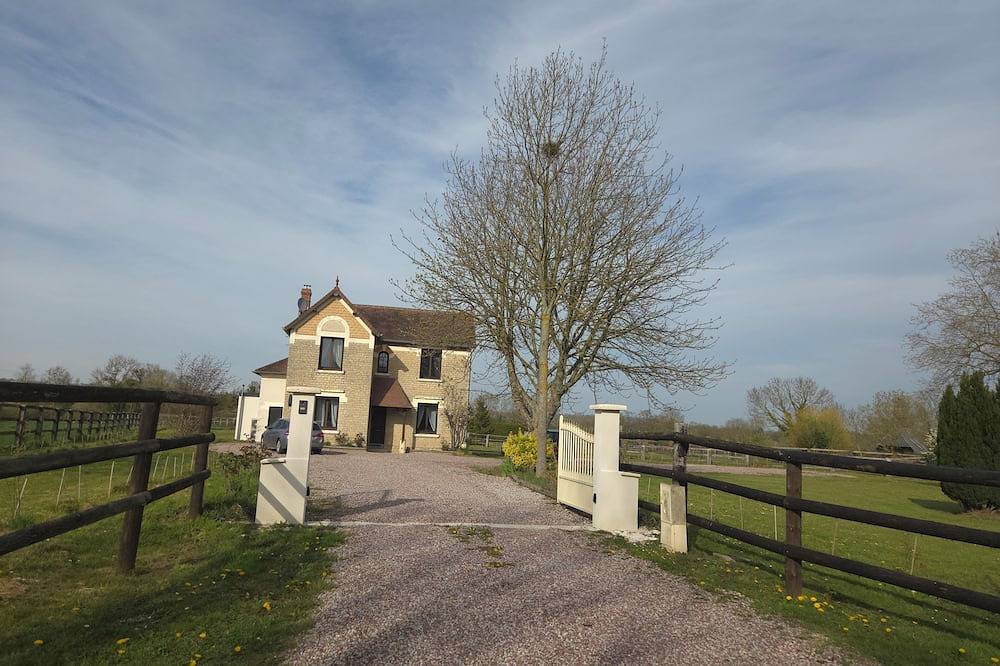 Lovely 3-bedroom country house in charming Hotot-en-Auge in Hotot-en-Auge, Région de Lisieux
