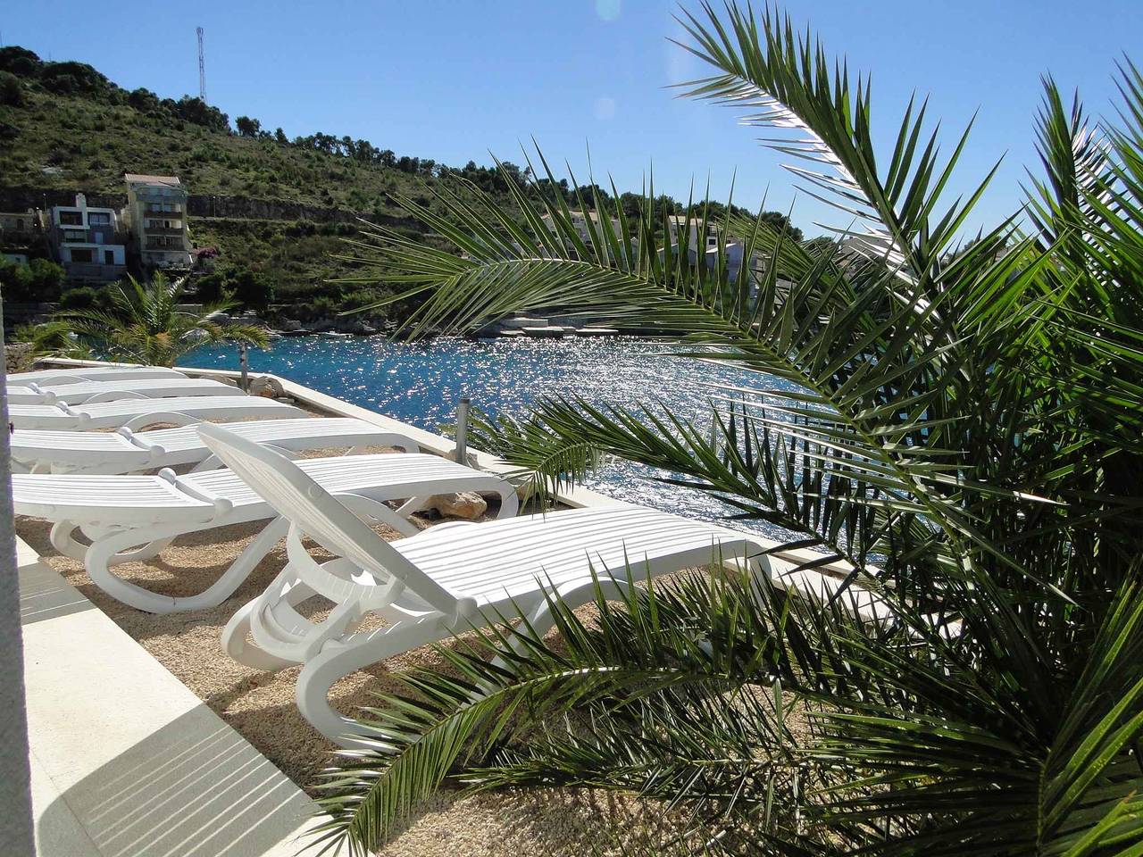 Hel ferieleilighet, Holiday apartment with pool use and sea views in Primosten, Šibenik-Knin