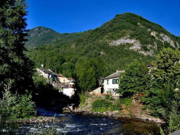Location de vacances pour 8 personnes, avec Terrasse ainsi que Jardin et Vue à Luzenac