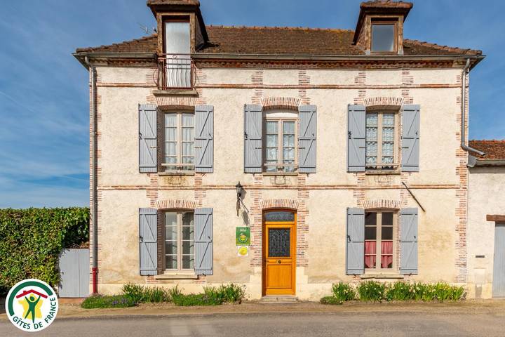 Gîte pour 8 personnes, avec Terrasse et Jardin à Saint-Just-Sauvage