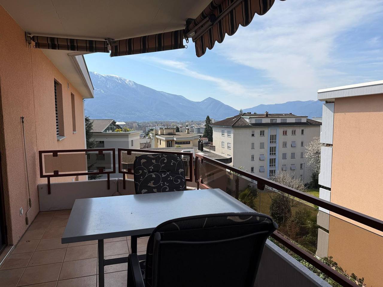 Ganze Wohnung, Kleine nette Ferienwohnung mit Pool und Sauna in Muralto in Muralto, Tessiner Alpen