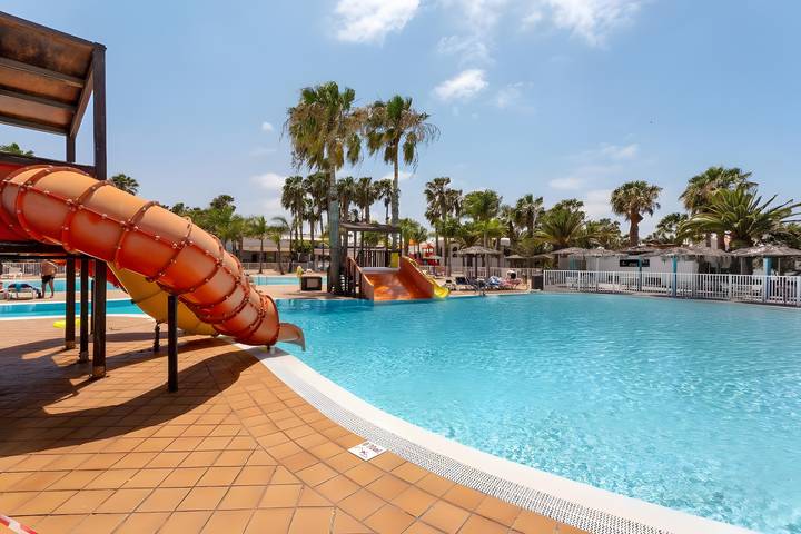 Apartamento inteiro, Férias 'Loleta' com piscina, escorregas, terraço privado e Wi-Fi in Corralejo, La Oliva