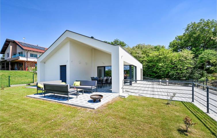Ferienhaus für 6 Personen, mit Ausblick und Garten sowie Sauna und Pool, mit Haustier
