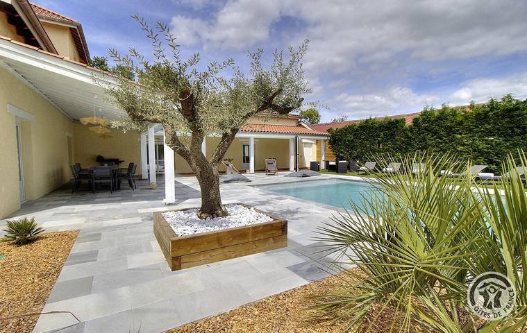 Gîte pour 13 personnes, avec jardin ainsi que terrasse et piscine