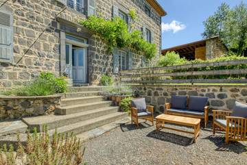 Chambre d’hôte pour 2 personnes, avec vue et jardin, animaux acceptés à Saint-Ilpize