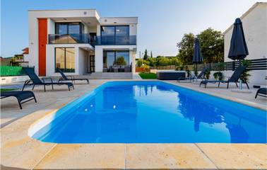 Gîte pour 10 personnes, avec terrasse ainsi que piscine et sauna à Drače