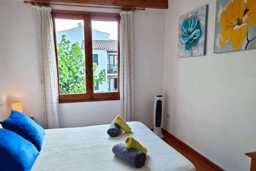 Ganze Wohnung, Apartment with beautiful sea views, gardens, swimming pool and very well located. in Arenal d'en Castell, Es Mercadal