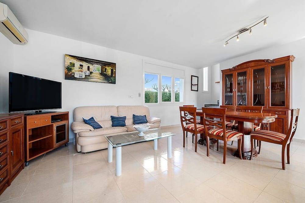Villa for up to 10-12 people with air conditioning and 400m. to the sea. in Miami Playa, Costa Dorada