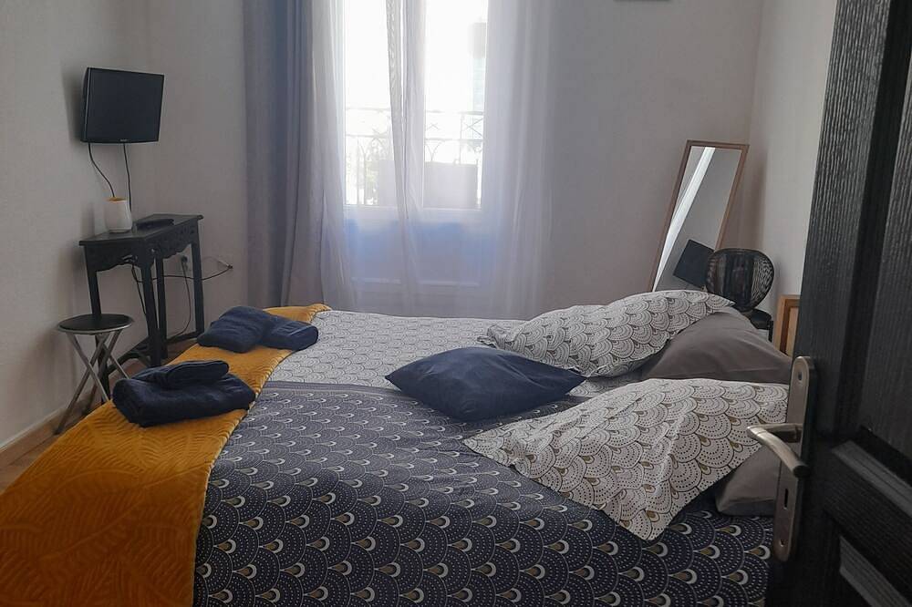 Entire apartment, In the heart of Meze, apartment 2 Bedrooms, Air Conditioned, sleeps 4. in Mèze, Côte d'Améthyste