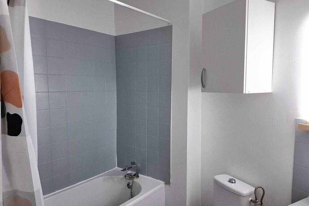 Ganze Wohnung, Cosy, bright 33m2 studio apartment, fully renovated, offering quiet comfort and high-speed Wi-Fi. in Courcouronnes, Essonne