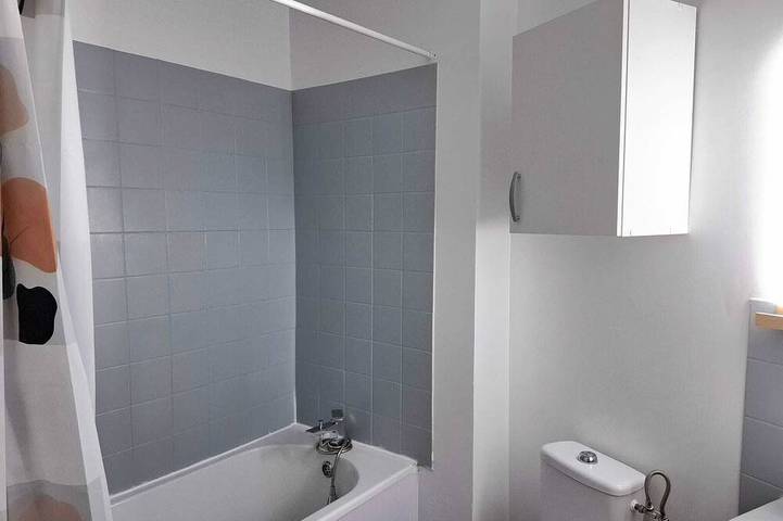 Appartement entier, Studio cosy lumineux 33m2 entièrement rénové .Confort calme et Wi-Fi haut débit. in Courcouronnes, Essonne